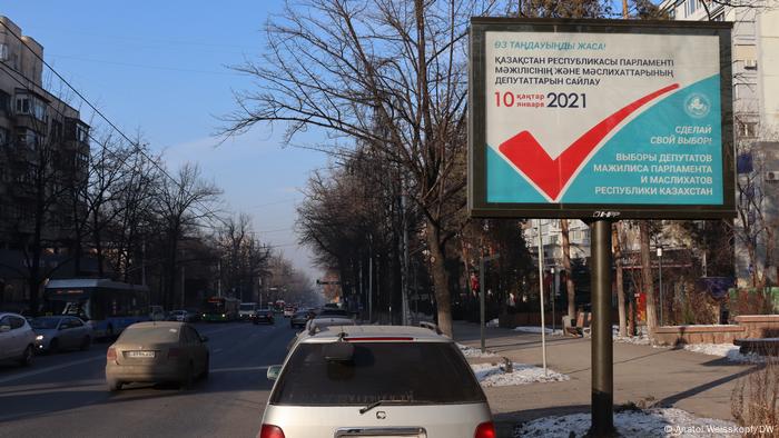 Информация о парламентских выборах на улицах Алма-Аты