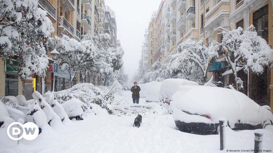 Madrid Paralizada Por Gran Nevada Que Siembra Caos En Espana Europa Dw 09 01 21