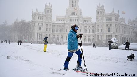 Madrid en medio de la nieve: paseantes circulan con bastones de esquí.