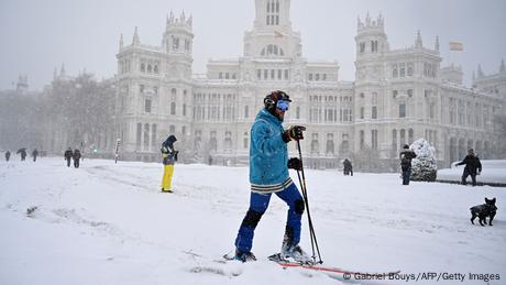 Madrid en medio de la nieve: paseantes circulan con bastones de esquí.