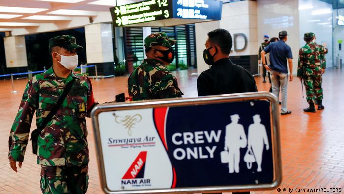 Военные в аэропорту Джакарты вскоре после сообщения о потере связи с самолетом авиакомпании Sriwijaya Air, 9 января 2021 года