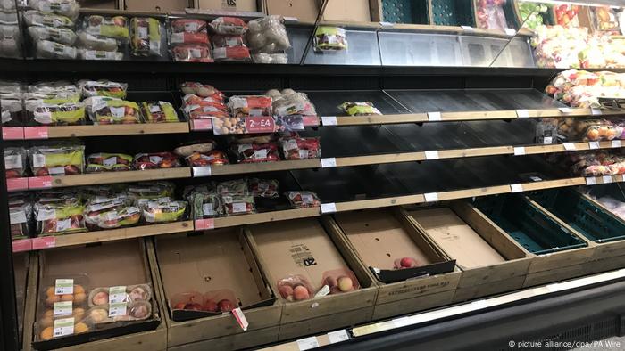 Großbritannien Belfast leere Regale in einer Marks & Spencer's Filiale
