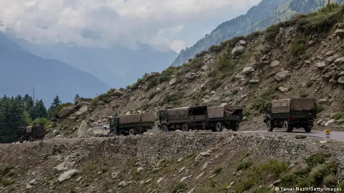 Indien Kashmir Gagangir | Indischer Armeeconvoy