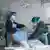 Enfermeiras tratam de paciente de covid-19 em UTI de hospital na Alemanha