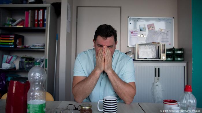 Profissional de saúde boceja enquanto faz uma pausa na unidade de terapia intensiva para pacientes infectados por covid-19 do hospital universitário (CHU) Cavale Blanche em Brest, oeste da França, em 4 de novembro de 2020. Profissional de saúde boceja enquanto faz uma pausa na unidade de terapia intensiva para pacientes infectados por covid-19 do hospital universitário (CHU) Cavale Blanche em Brest, oeste da França, em 4 de novembro de 2020.