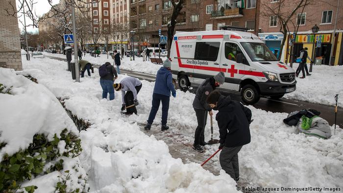 Spanien Madrid Schneeeinbruch Krankenwagen