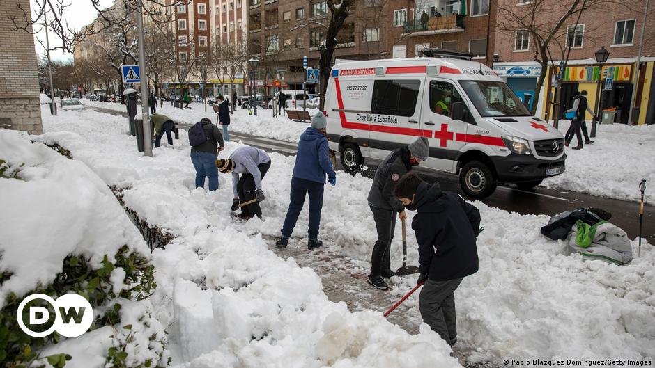Coronavirus: Spain struggles against snow to distribute COVID vaccine |  DW News