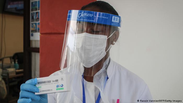 Ein Mitarbeiter des Gesundheitsdienstes auf den Seychellen hält eine Packung Vero Impfstoff von Sinopharm in der Hand. 