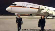 Bundesaußenminister Heiko Maas (r, SPD) geht vor dem neuen Regierungsflieger vom Typ A350. Maas ist als erstes Mitglied der Bundesregierung mit dem neuen Flugzeug zu einem Staatsbesuch gestartet. Der auf den Namen «Kurt Schumacher» getaufte Airbus A350 hob am frühen Sonntagabend in Berlin Richtung Ägypten ab.