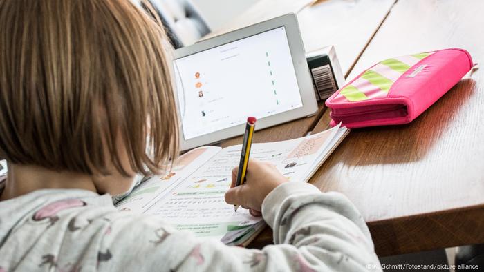 Un jeune enfant avec classeur et tablette