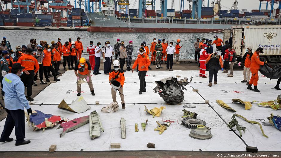 Indonesian plane crash: Rescuers identify first victim | News | DW - Vimarsana News