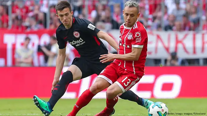 Marijan Cavar Eintracht Frankfurt und Rafinha FC Bayern München im Zweikampf