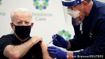 Джо Байдену делают прививку от коронавируса