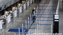 Mitarbeiter der Fluggesellschaft ANA stehen im Terminal 1 des Frankfurter Flughafens vor den leeren Abflugschaltern. Am größten deutschen Drehkreuz ist die Corona-Krise besonders deutlich zu spüren. Mit nur noch gut 400 Flugbewegungen und rund 22 000 Passagieren pro Tag ist der Flughafen auf einem sehr niedrigen Niveau angekommen. (zu dpa Weltflughafen im Winterschlaf - Beschäftigte bangen um Jobs)