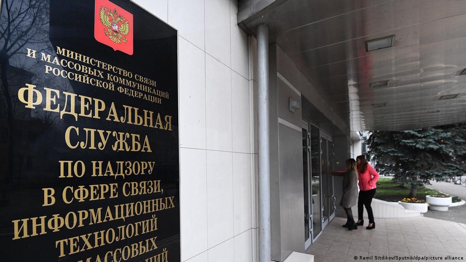 Роскомнадзор требует от СМИ удалить новости о связи банковского сбоя с блокировками