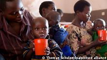 In einem Krankenhaus in der Stadt Ngozi im Norden von Burundi werden unterernaehrte Kinder mit einer speziellen therapeutischen Milch versorgt, aufgenommen am 24.09.2013. Foto: Tom Schulze