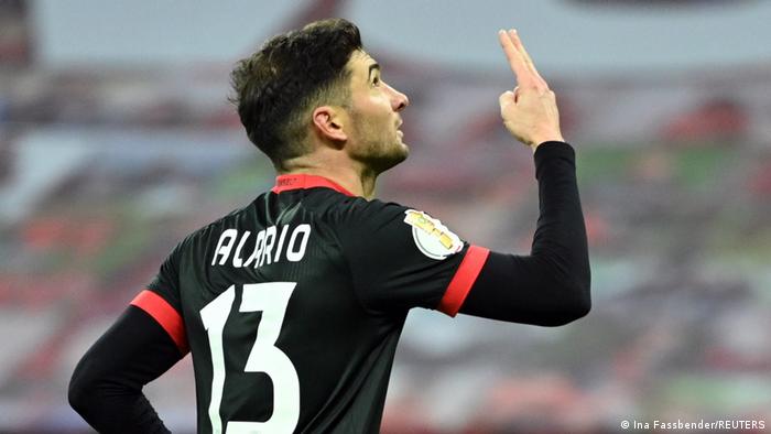 Bayer Leverkusens Lucas Alario jubelt nach einem Tor