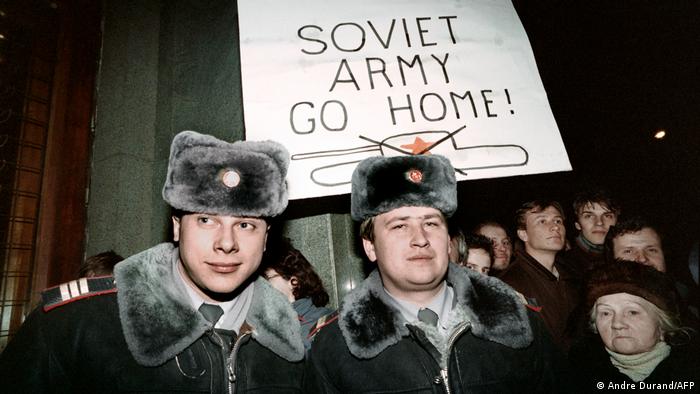 Литовци демонстрират до съветски войници по време на щурма на телевизионната кула във Вилнюс
