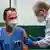 Médico aplicando uma vacina contra a covid-19 em um jovem alemão