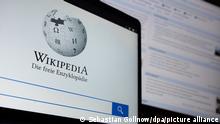 Die Startseite mit dem Logo der deutschsprachigen Internet-Enzyklopädie Wikipedia ist auf einem Laptop angezeigt. Im Hintergrund ist die Hauptseite zu sehen. Das Projekt wurde am 15. Januar 2001 gegründet.