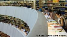 ..Studenten beim Lernen in der Bibliothek der Rechtswissenschaftlichen Fakultaet der Universitaet Zuerich am 22. Juni 2006. Die Bibliothek wurde vom Architekten Santiago Calatrava entworfen.