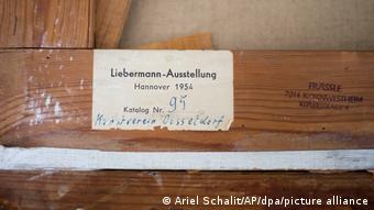 Aufkleber mit Aufschrift Liebermann-Ausstellung, Hannover 1954, Katalog Nr. 95, Kunstverein Düsseldorf auf der Rückseite eines Bilderrahmens