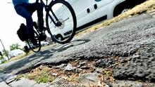 01.08.2019, Niedersachsen, Oldenburg: Ein Radfahrer fährt im Stadtteil Bürgerfelde über einen Radweg, der sich in einem schlechten Zustand befindet. Foto: Hauke-Christian Dittrich