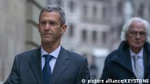 Israeli business man and diamond-magnate, Beny Steinmetz, left, arrives with lawyer Marc Bonnant, right, to Geneva's courthouse for his hearing for alleged corruption of Guinean public officials and forgery documents, in Geneva, Switzerland, Monday, January 11, 2021. (KEYSTONE/Salvatore Di Nolfi)
