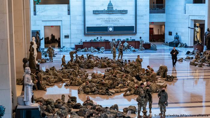 По време на гласуването в Камарата на представителите в Капитолия нащрек бяха войници от Националната гвардия