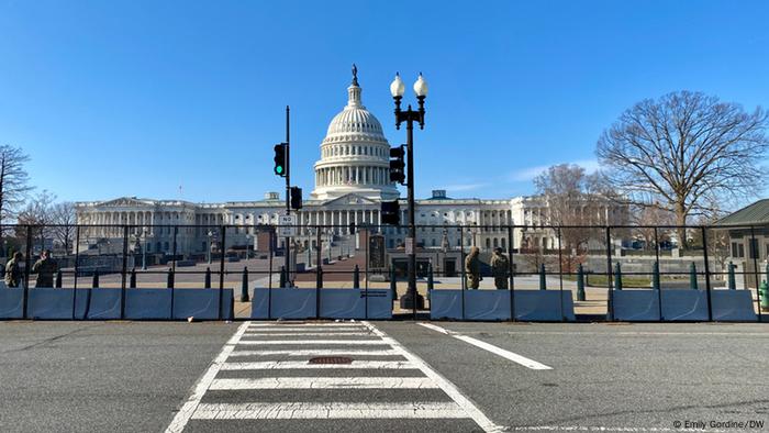 Após invasão por apoiadores de Trump, uma cerca de mais de 2 metros de altura protege o Capitólio