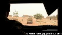 Ein Konvoi deutscher Blauhelmsoldaten fährt mit gepanzerten Fahrzeugen am 07.05.2016 in der Stadt Gao im Norden Malis Patrouille. Foto: Kristin Palitza/dpa (zu dpa Im Kampf gegen die Islamisten der Wüste vom 01.06.2016) ++ +++ dpa-Bildfunk +++