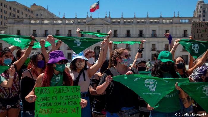 Foto de mujeres que piden el aborto frente al palacio de La Moneda