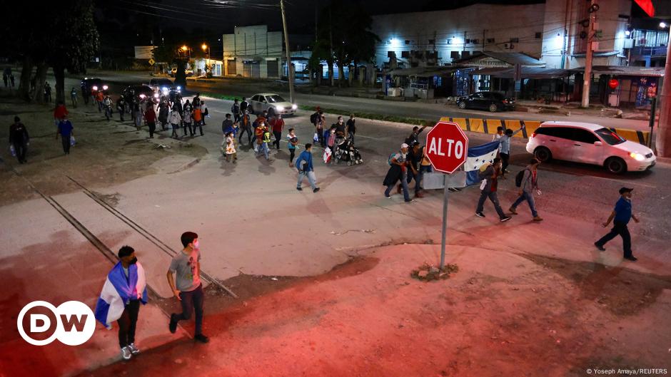 Cientos de migrantes salen de Honduras en caravana a EE.UU. DW