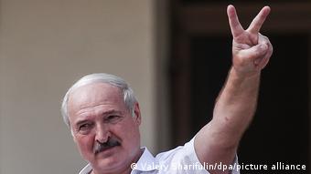 Devlet Başkanı Aleksandr Lukaşenko seçimlere hile karıştırmakla suçlanıyor.