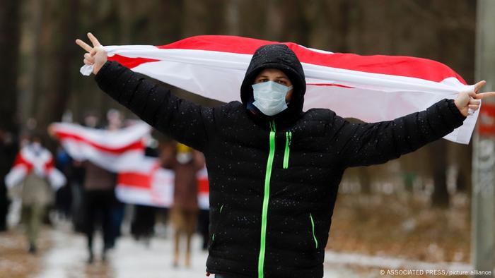 Протестующие с бело-красно-белыми флагами в Минске, 13 декабря