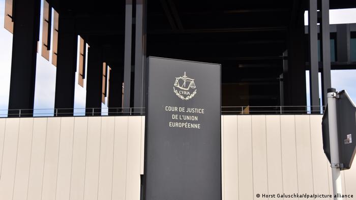Gerichtshof der Europäischen Union steht auf dem Schild am Eingang des EuGH in Luxenburg