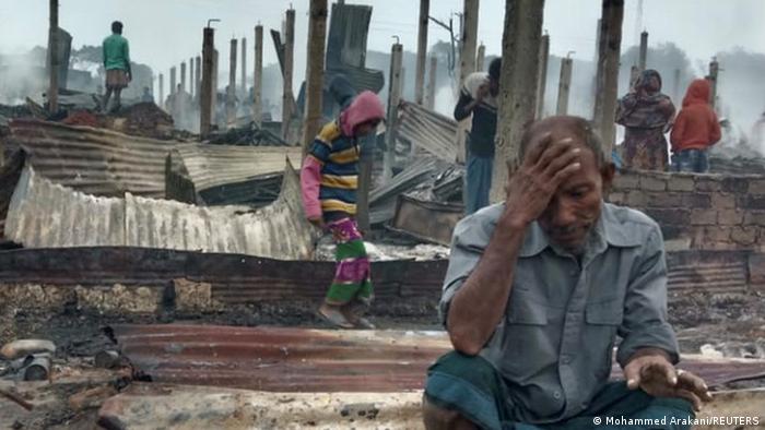 Acampamento de refugiados rohingya incendiado em Bangladesh