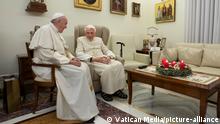 21.12.2018, Italien, Rom: Papst Franziskus (l) und der emeritierte Papst Benedikt XVI unterhalten sich im Kloster «Mater Ecclesiae». Das Katholikenoberhaupt habe dem emeritierten Papst am Freitag Frohe Weihnachten gewünscht, teilte der Vatikan mit. Foto: Vatican Media/dpa +++ dpa-Bildfunk +++