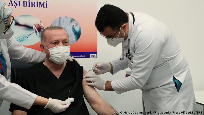 Der türkische Präsident Recep Tayyip Erdogan hat sich vor laufenden Kameras gegen das Coronavirus impfen lassen