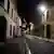 Rua deserta em Paris à noite 