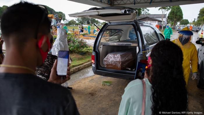 Parentes acompanham enquanto corpo de mais uma vítima de covid é levado em Manaus