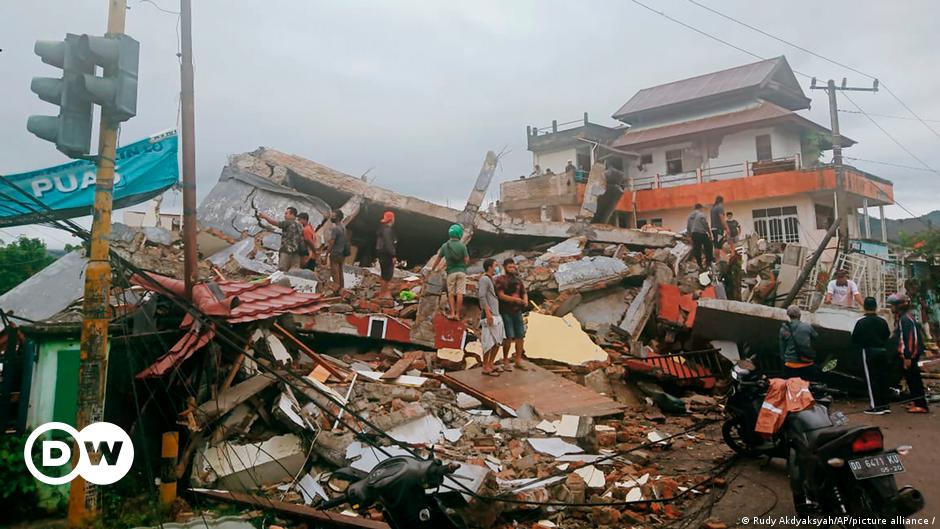 deadly-earthquake-hits-indonesias-sulawesi-island-dw-15-01-2021