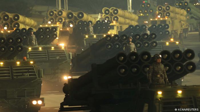 Desfile militar en Corea del Norte en enero, donde se exhiben lanzaderas lanzacohetes.