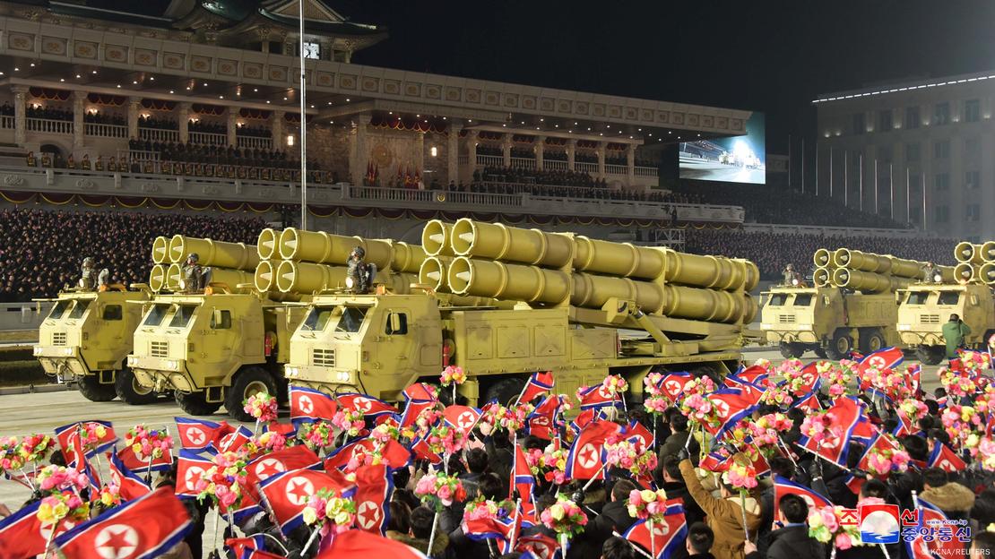 Aparatos militares exibidos em desfile do partido comandado por Kim Jong-un