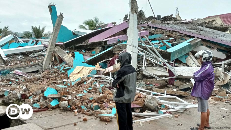 Tidak Sampai Tiga Pekan Di Awal 2021 Bencana Alam Hantui Indonesia Indonesia Laporan Topik Topik Yang Menjadi Berita Utama Dw 18 01 2021