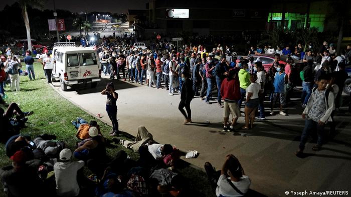 Foto de migrantes que esperan en San Pedro Sula para salir en caravana