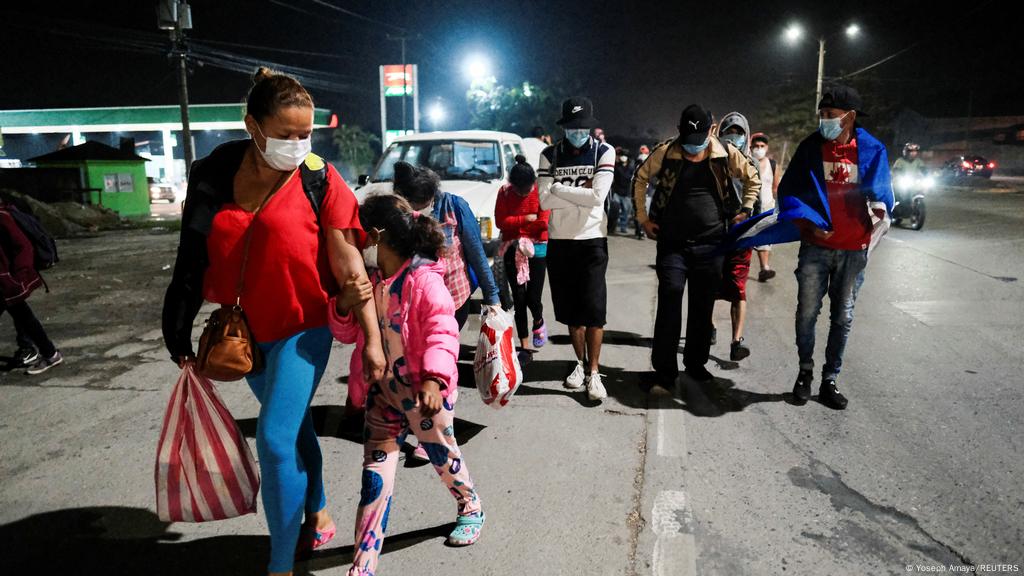 Honduras: First migrant caravans of 2021 depart for US | News | DW | 16.01.2021