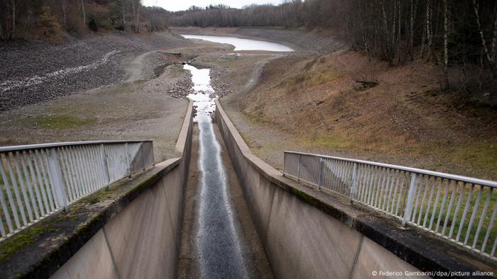 A trickle of water at the Wuppertal Reservoir