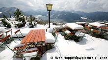 Schnee liegt am Dienstag (17.04.2012) auf den Tischen und Stühlen der Schlierbergsalm am Schliersee. Für die nächsten Tage ist wechselhaftes Wetter vorhergesagt. Foto: Sven Hoppe dpa/lby ++ +++ dpa-Bildfunk +++