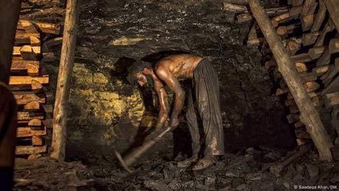 Ein Minenarbeiter arbeitet ohne Schutzkleidung in einer Kohlemine in Pakistan 